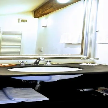 拉特拉莎迪佩蓝戈尼b&b酒店